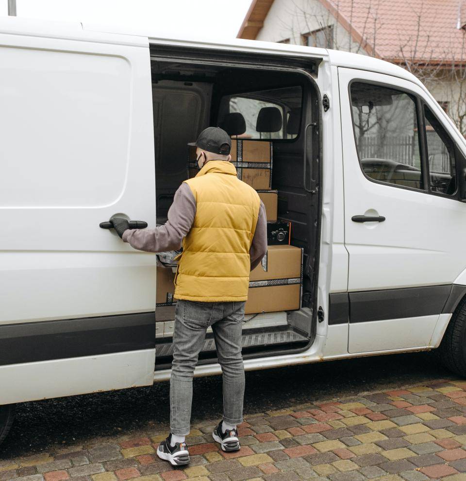homem abrindo van para retirar caixas de entrega