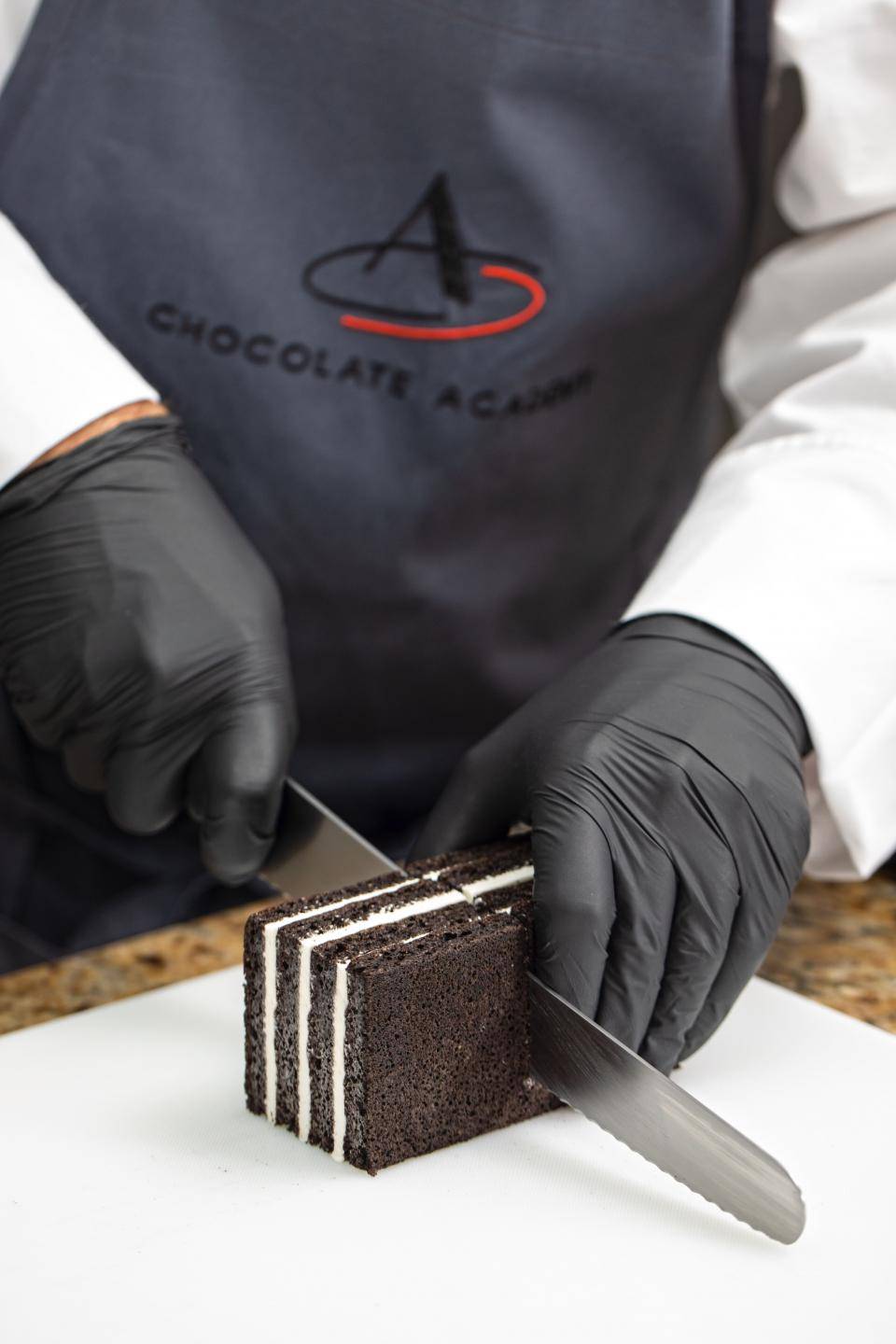 chef cortando bolo com cor intensa