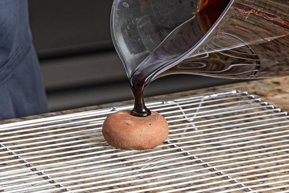 Chef adicionando glaçagem no entremet