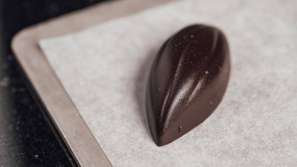 A molded bonbon exhibiting sugar bloom