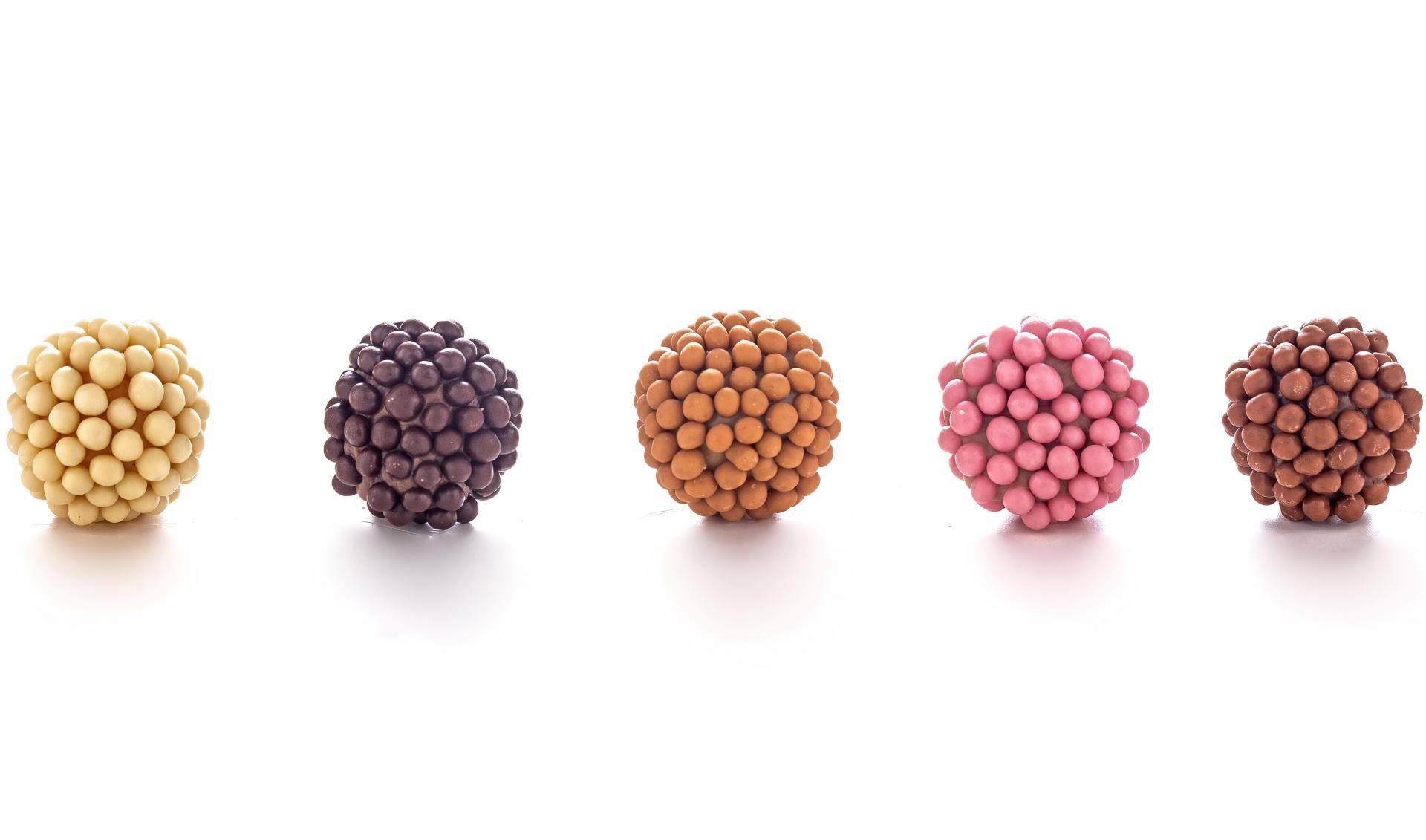 5 brigadeiros feitos com as 5 cores de chocolate Callebaut e decorados com Mona Lisa