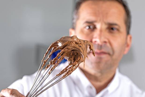 CHef Bertrand Busquet segurando um fouet com chocolate