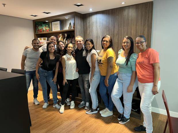 pessoas lado a lado