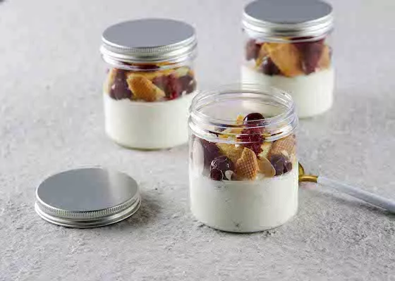 Sobremesas individuais em potes com nozes e frutas secas